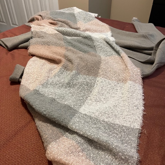 Lovely scarf -worn once -size is o/s - Picture 2 of 4